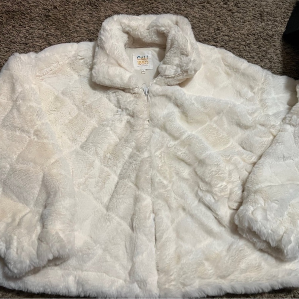 White Teddy Jacket with High Collar and Plush Texture